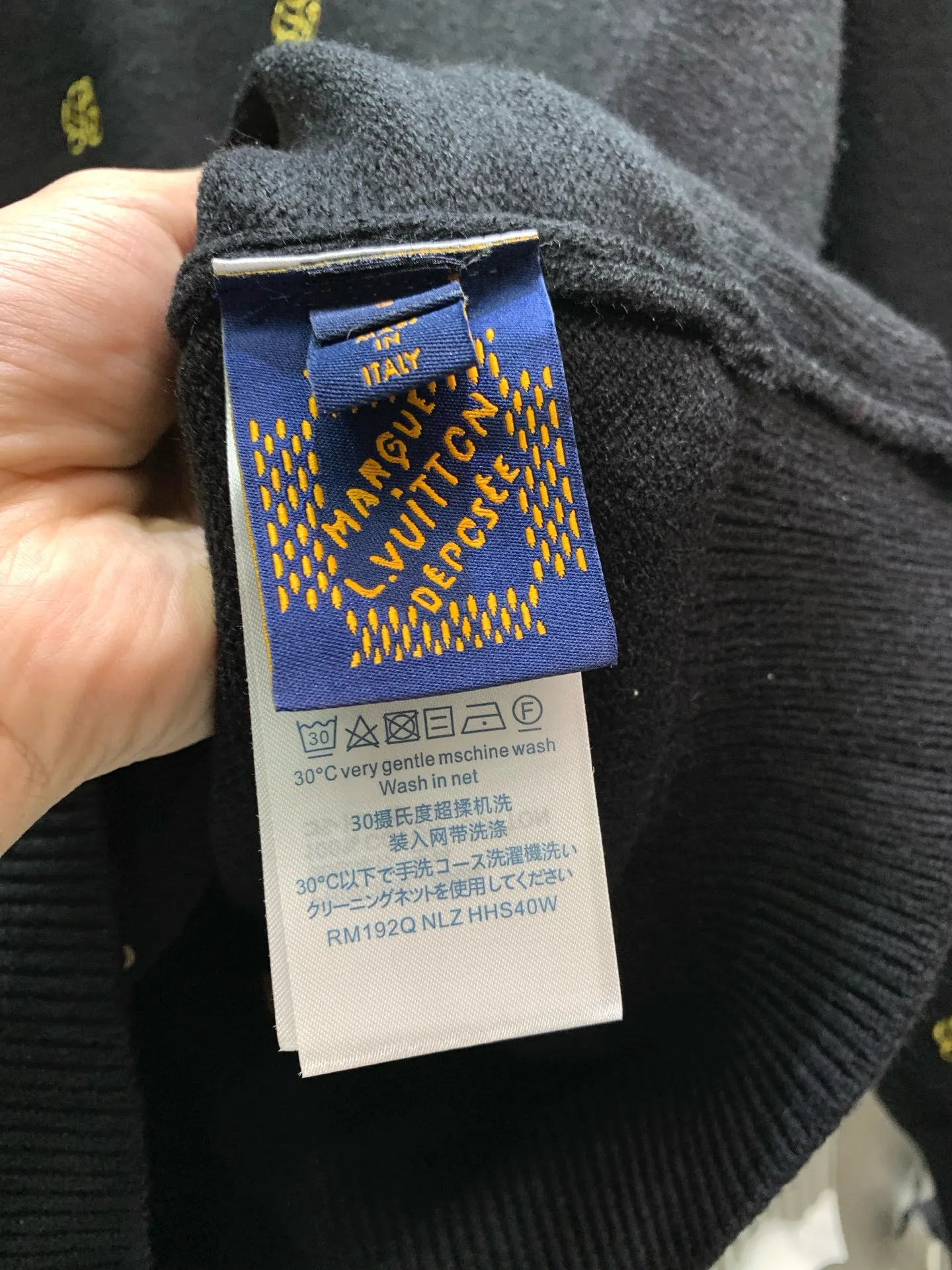 🅿️460 🀄️ Louis Vuitton 1*v25 new autumn and winter full-flower printed embroidered knitted pullover made of 50% sheep 🐏 velvet material, so it has natural softness and comfort, and also has good hygroscopicity and breathability. Matte needle-embroidered full-flower logo. The contrasting matte embroidery thread material is used for the version to best restore the same effect as the original version. The embroidery is very fine and dense. By controlling the direction and tightness of the embroidery thread, the embroidery thread forms exquisite embroidery on the embroidery cloth. Combined with encryption processing to increase the three-dimensional effect. Use water and detergent for cleaning during the general washing process. Make the clothes softer and cleaner through gentle scrubbing and rinsing. Customized buttons. Independently develop the Feidong series of square washing wheat. Three standards are complete.